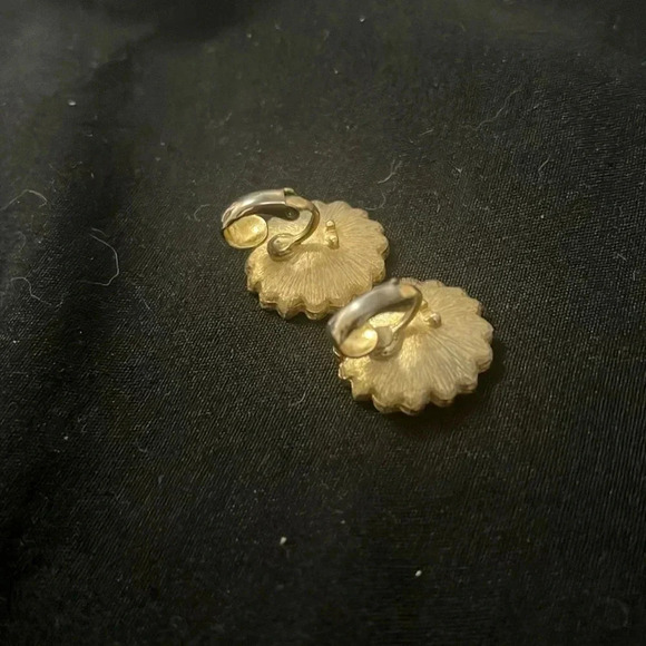 Vintage clip flower earrings - Picture 2 of 3